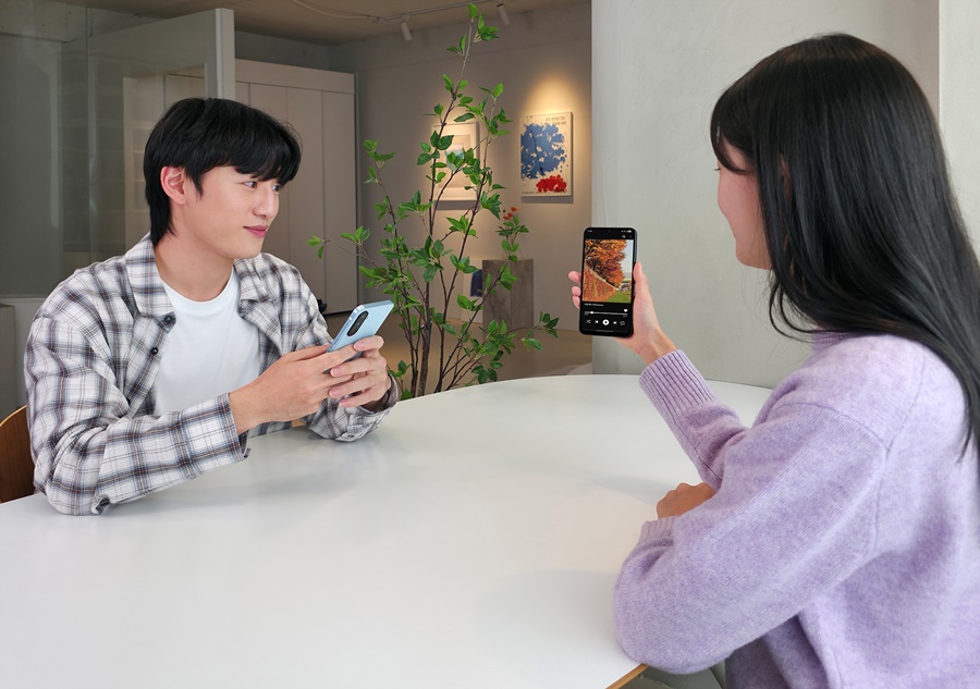 ▲ 삼성전자 모델이 '갤럭시 A17 LTE'로 영상을 시청하는 모습ⓒ삼성전자