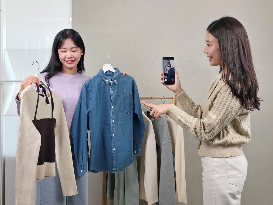 ▲ 삼성전자 모델이 '갤럭시 A17 LTE'의 '제미나이 라이브'를 활용해 옷차림을 추천받는 모습ⓒ삼성전자