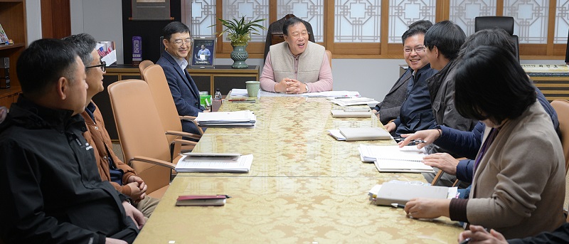 ▲ 최민호 세종시장이 매주 금요일 '민생 온기 확산의 날'을 맞아 시장실에서 간부공무원들과 소통하고 있다.ⓒ세종시