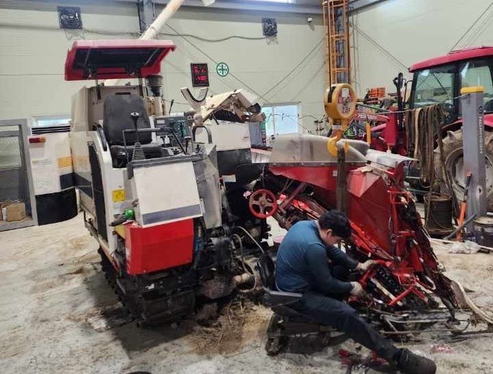 ▲ 농업기계를 수리하는 모습.ⓒ아산시