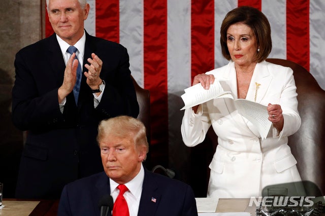 ▲ 2020년 낸시 펠로시 당시 미국 하원의장(우)이 미국 국회의사당에서 열린 도널드 트럼프 대통령의 국정연설 중 그의 연설문을 찢고 있다. AP/뉴시스. 200204 ⓒ뉴시스
