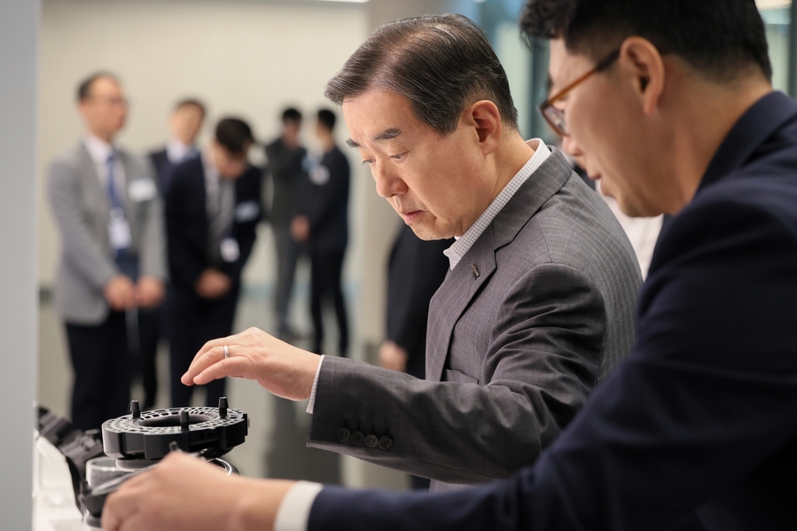 ▲ 삼양디스커버리센터에서 열린 ‘삼양 이노베이션 R&D 페어 2025’에서 삼양홀딩스 김윤 회장이 전시 과제를 살펴보고 있다.ⓒ삼양홀딩스