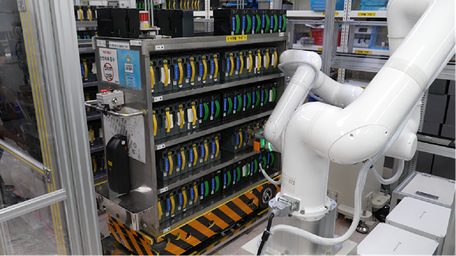 ▲ 빌스태커(현금박스) 카트에서 빌스태커를 꺼내는 모습. ⓒ강원랜드