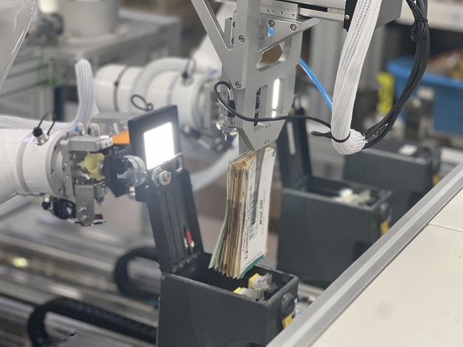 ▲ 빌스태커(현금박스)에서 지폐를 추출하는 모습. ⓒ강원랜드