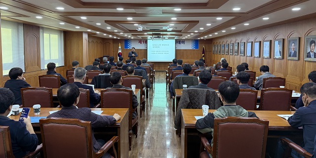 ▲ 포항상공회의소는 지난 4일 오후 4시 포항상공회의소 2층 회의실에서 상공의원, 회원업체 대표 및 임원들이 참석한 가운데실에서 상공의원, 회원업체 대표 및 임원들이 ‘트럼프 2기 행정부와 국제정세’라는 주제로 경제아카데미 3주차 강의를 진행했다.ⓒ포항상의