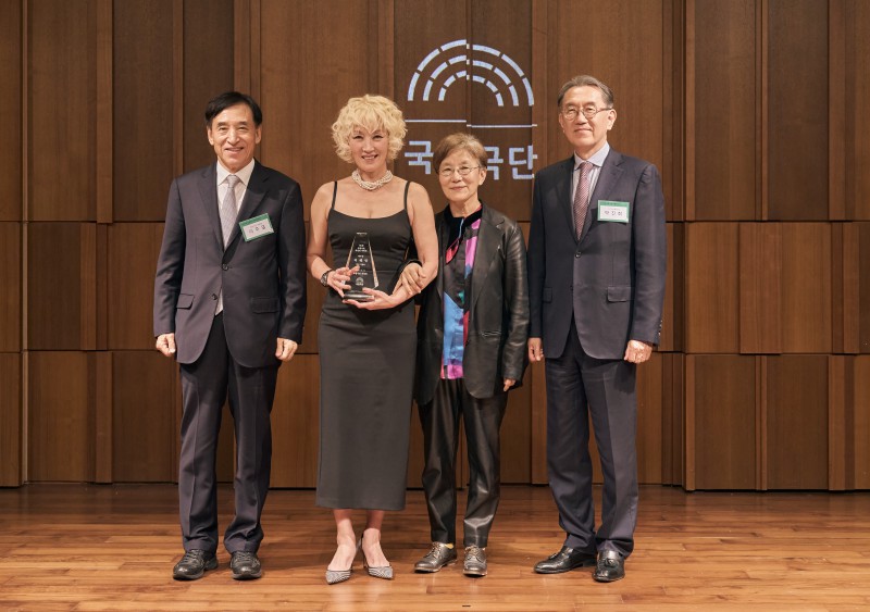 ▲ 왼쪽부터 '제1회 국립극단 후원회 어워즈' 시상자 국립극단 후원회 이주열 회장, 배우상 수상자 '헤다 가블러' 이혜영 배우, 작품상 수상자 '헤다 가블러' 박정희 연출, 시상자 국립극단 후원회 박진회 회원.ⓒ국립극단