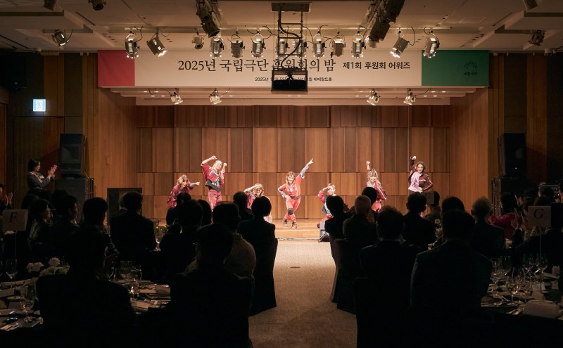 ▲ '2025년 국립극단 후원회의 밤' 행사에서 축하공연으로 상연 중인 '안트로폴리스Ⅰ - 프롤로그/디오니소스' 일부 장면.ⓒ국립극단