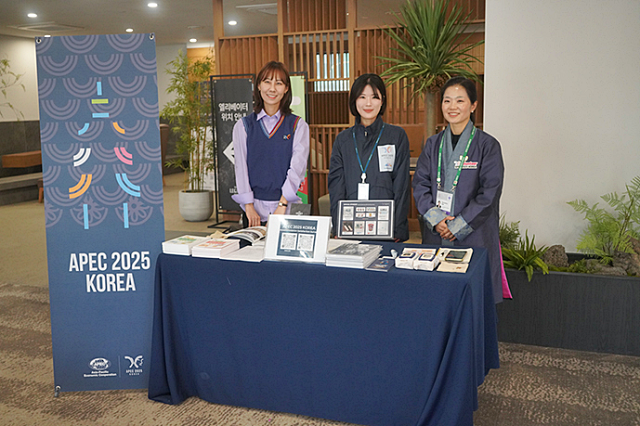 ▲ 경주애 글로벌 공무원 서포터즈단이 APEC 기자단 숙소에서 외신 지원 업무를 수행하고 있다.ⓒ경주시