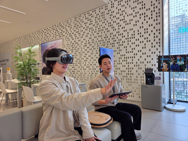 ▲ 삼성스토어 홍대에서 헤드셋 형태의 모바일 기기 '갤럭시 XR'을 체험하는 모습.ⓒ삼성전자