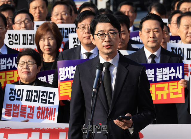 ▲ 주진우 국민의힘 의원이 10월 30일 오전 서울 서초구 서울중앙지검 앞에서 열린 현장 의원총회에서 조은석 특검을 규탄하고 있다. ⓒ정상윤 기자