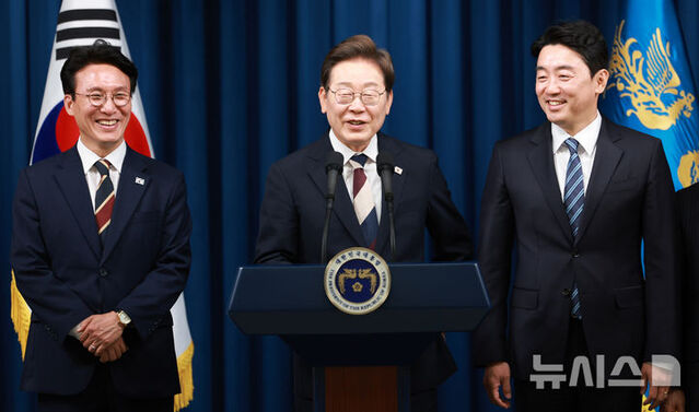 ▲ 이재명 대통령(가운데)와 김민석 국무총리(왼쪽), 강훈식 대통령실 비서실장(오른쪽). ⓒ뉴시스