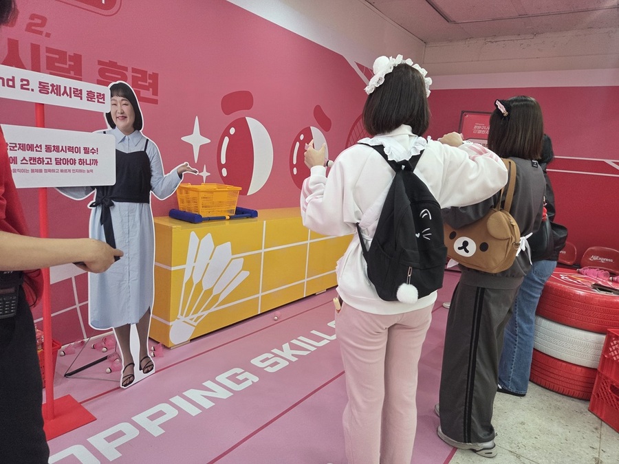 ▲ 행사 참여자들이 알리 팝업스토어 2층에서 직접 게임에 참가하고 있다. ⓒ남수지 기자