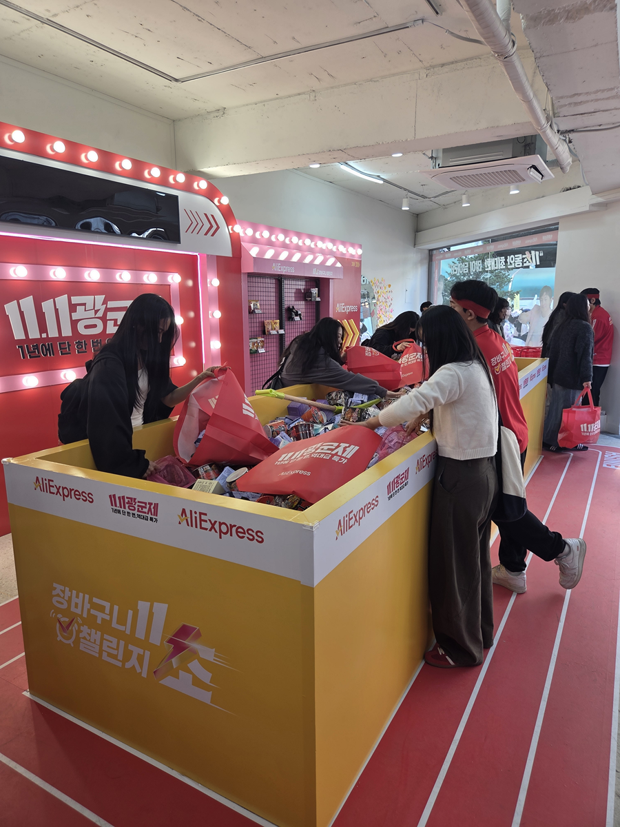 ▲ '장바구니 11초 챌린지' 행사에서 사람들이 다양한 상품을 장바구니에 넣고 있다. ⓒ남수지 기자