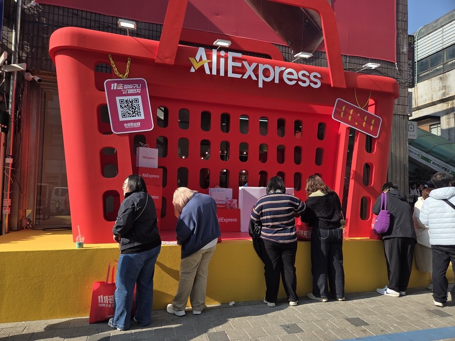 ▲ '장바구니 11초 챌린지'에 참여한 사람들이 물건들을 정리하고 있다. ⓒ남수지 기자