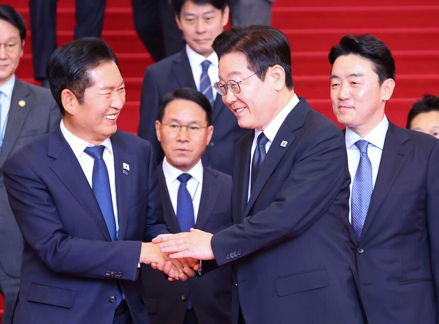 ▲ 이재명 대통령이 지난 4일 서울 여의도 국회에서 열린 2026년도 정부 예산안에 대한 시정연설을 마치고 정청래 더불어민주당 대표와 인사하고 있다. ⓒ뉴시스