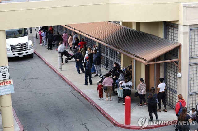 ▲ SNAP 지원 중단에 푸드뱅크 줄 선 미국 저소득층. EPA 연합뉴스 자료사진. 251107 ⓒ연합뉴스