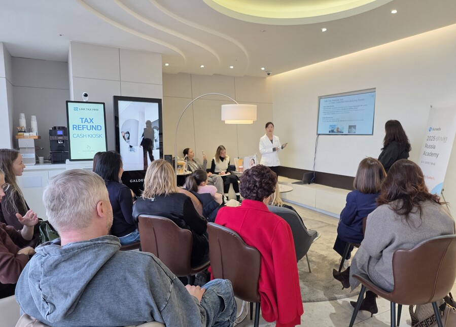 ▲ 지난 6일 뷰티바성형외과 김은연 원장이 한국을 방문한 러시아 의료진을 대상으로 강연을 진행하고 있다. ⓒ휴메딕스