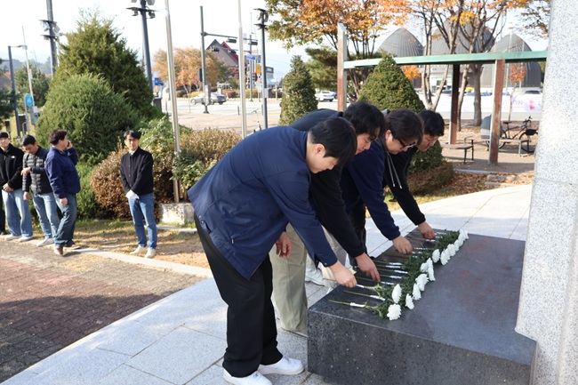 ▲ 강원보훈보훈지청은 오후 2시부터 유바이오로직스와 에티오피아참전기념비에서 현충시설 참배 및 정화 활동을 실시했다. ⓒ강원서부보훈지청