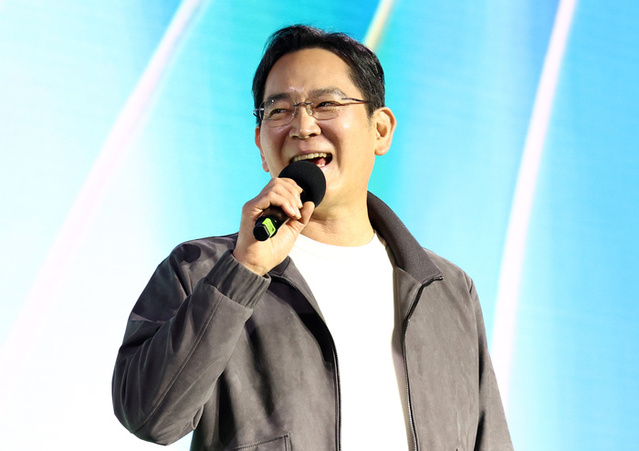 ▲ 이재용 삼성전자 회장이 지난달 30일 서울 코엑스에서 열린 엔비디아의 GPU 지포스 출시 25주년 행사에서 단상에 올라 발언하고 있다./연합뉴스