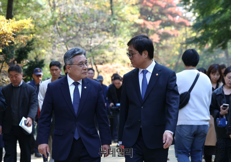 ▲ 최휘영 문화체육관광부 장관이 7일 서울 종로구 세계유산 종묘를 찾아 최근 서울시의 세운상가 재개개발계획에 따른 영향을 살펴보고 대책을 점검하고 있다. ⓒ문화체육관광부