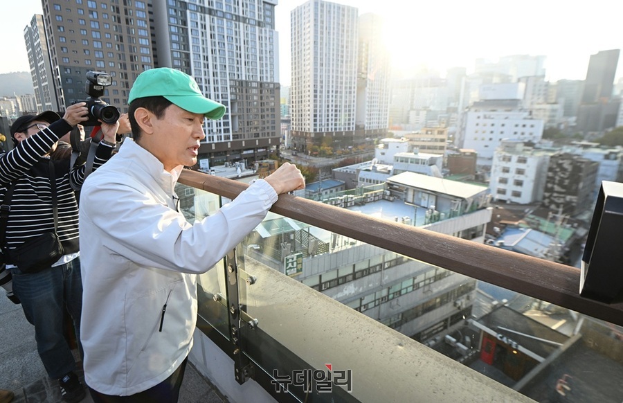 ▲ 오세훈 서울시장이 7일 종로구 세운상가 옥상정원을 방문해 브리핑 후 세운4구역 현장을 내려다보고 있다.ⓒ서울시