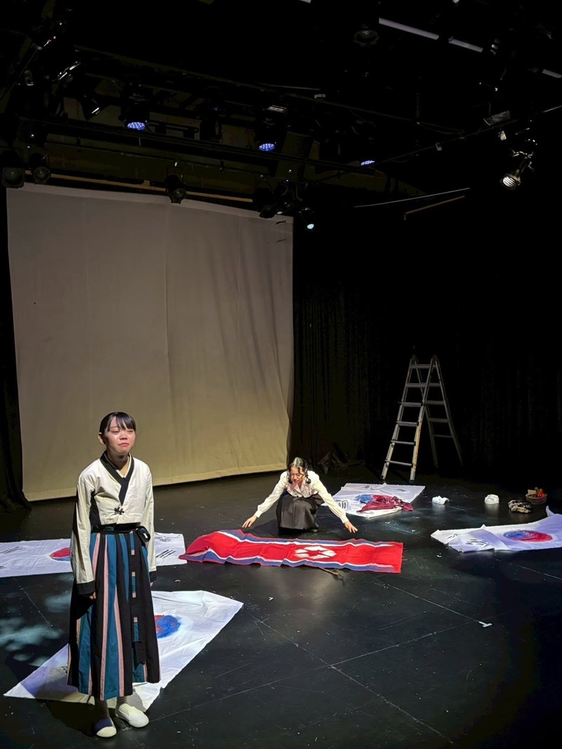 ▲ 팀 쿨쿠리(team kulkri)의 '가슴의 발자국' 공연 장면. ⓒ뉴데일리