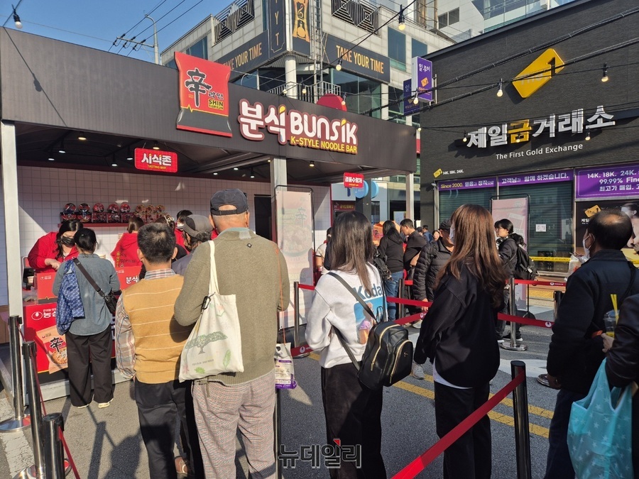 ▲ 글로벌 신제품인 신라면 김치볶음면과 신라면 블랙을 맛볼 수 있다ⓒ조현우 기자