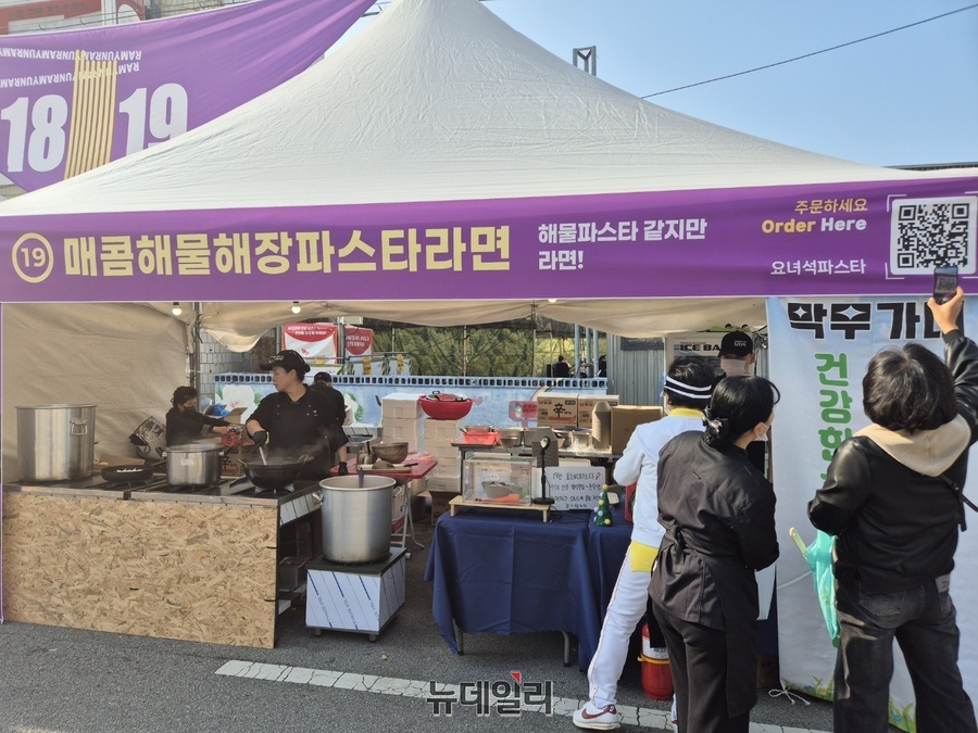 ▲ 플랜카드 위 QR을 통해 주문할 수 있다. 방문객들의 편의를 위해 노력한 흔적이 곳곳에 보였다.ⓒ조현우 기자