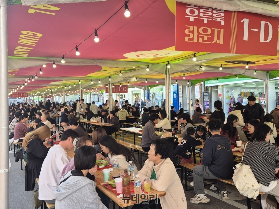 ▲ 취식존인 '후루룩 라운지'에서 방문객들이 식사를 하고 있다ⓒ조현우 기자