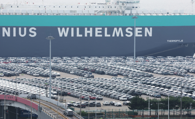 ▲ 경기도 평택항에 수출용 자동차가 세워져 있는 모습.ⓒ연합뉴스