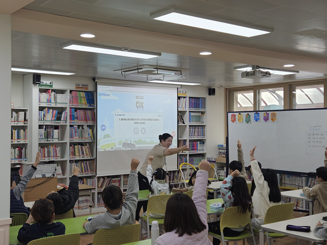 ▲ 원주시시설관리공단 교통사업부가 지난 5일 지정초등학교에서 1·2학년 학생을 대상으로 '찾아가는 어린이 교통안전교육'을 실시했다. ⓒ원주시시설관리공단