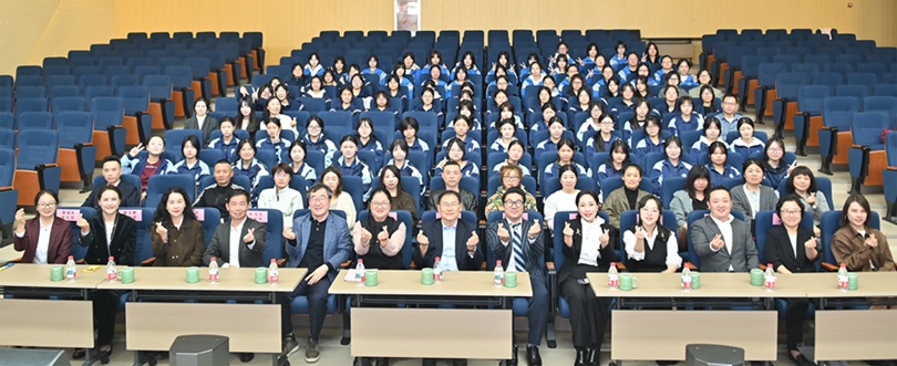 ▲ 성신여대 관계자들이 중국 저장성 챠오스직업고등학교에서 ‘K-뷰티 및 메이크업 특강’ 후 ‘성신뷰티유학반’ 학생들과 기념 촬영을 하고 있다.ⓒ성신여대