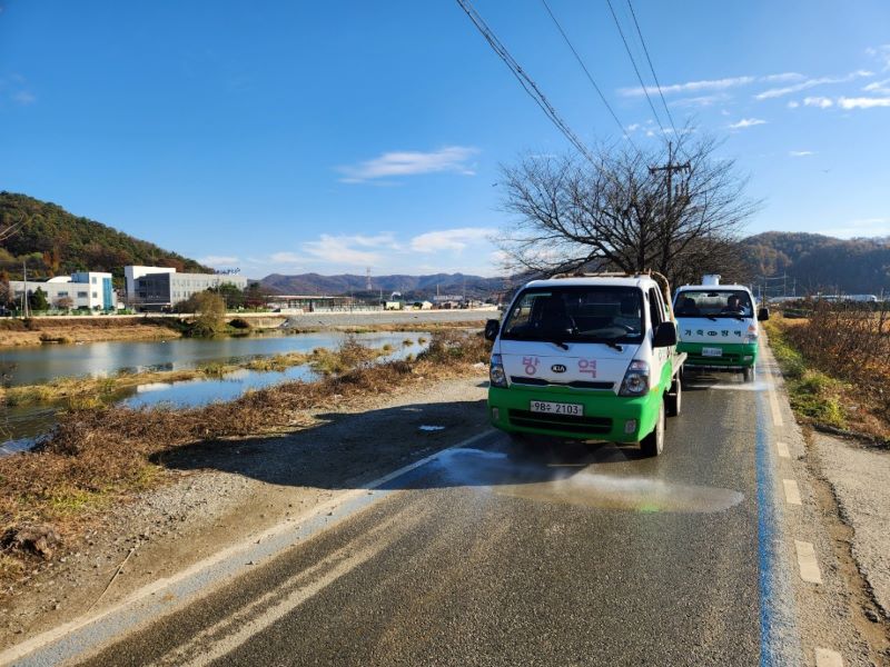 ▲ 천안 풍서천 야생조류서 고병원성 조류인플루엔자 확진에 시가 긴급 방역 활동에 나서고 있는 모습.ⓒ천안시