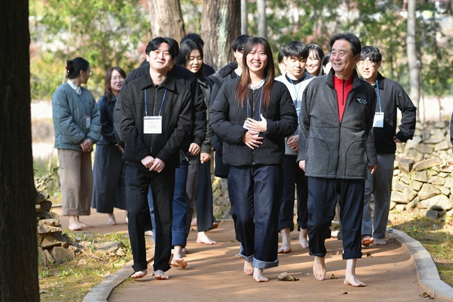 ▲ 강원 화천군 공직자들의 소통 활성화와 공감대 형성을 위한 '한걸음 소통:맨발 톡톡' 간담회가 화천읍 붕어섬 황톳길에서 최문순 군수를 비롯한 직원들이 참석한 가운데 열렸다. ⓒ화천군