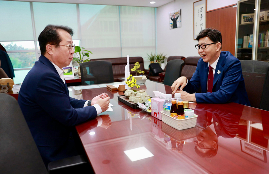 ▲ 김철우 보성군수(오른쪽)가 국회에서 문금주 의원(왼쪽)을 만나 보성군 주요 현안사업 국비 지원을 건의하고 있다.ⓒ보성군 제공