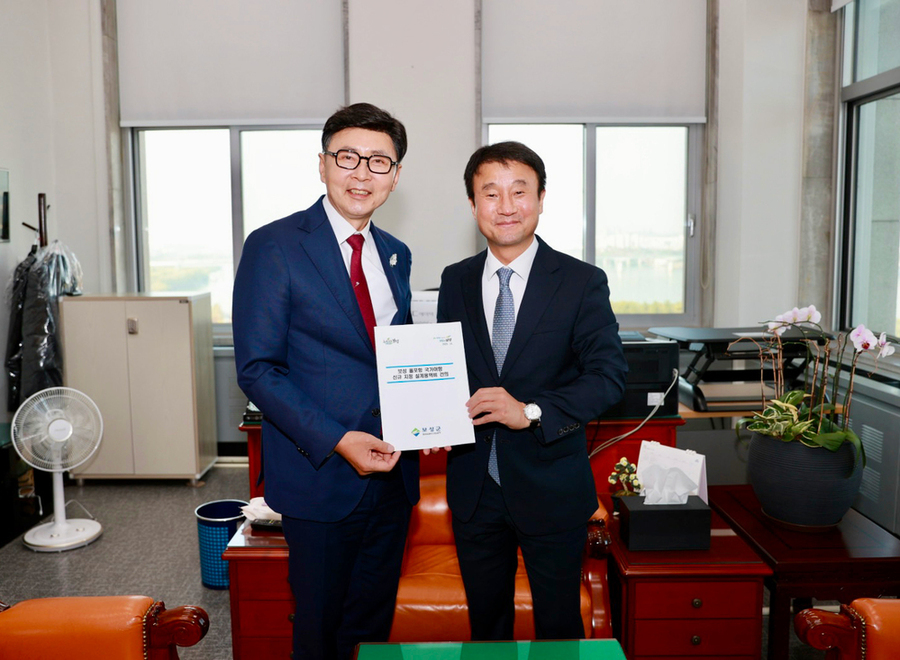 ▲ 김철우 보성군수(왼쪽)가 국회에서 한병도 예산결산특별위원장(오른쪽)을 만나 보성군 주요 현안사업 국비 지원을 건의후 기념사진ⓒ보성군 제공