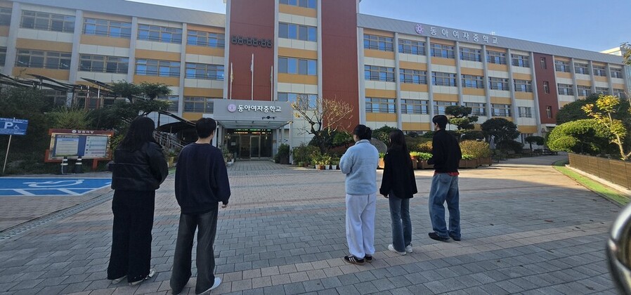 ▲ 광주시교육청 전남대 교육협력관실이 지난 7일 동아여중에서 전남대 지리학과 함께 진행하는 학교 항공촬영에서 전남대 지리학과 학생들이 드론을 조작하고 있다.ⓒ광주시교육청 제공