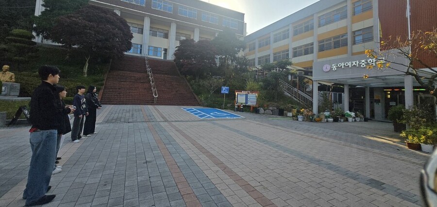 ▲ 광주시교육청 전남대 교육협력관실이 지난 7일 동아여중에서 전남대 지리학과 함께 진행하는 학교 항공촬영에서 전남대 지리학과 학생들이 드론을 조작하고 있다.ⓒ광주시교육청 제공