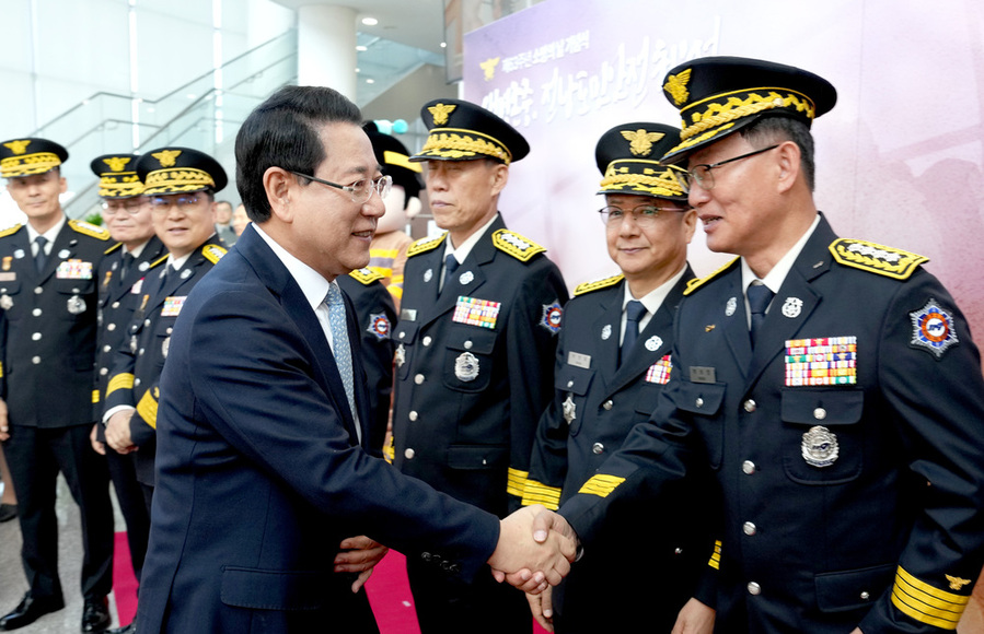 ▲ 김영록 전라남도지사가 지난 7일 영광군 예술의 전당에서 열린 ‘제63주년 소방의 날 기념식’에서 시군 소방서장들을 격려하고 있다.ⓒ전라남도 제공