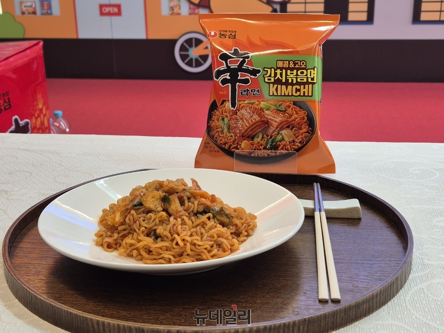 ▲ 농심은 신라면 김치볶음면을 위해 묵은지 페이스트는 물론 전용 면을 개발해 각국의 소비자를 대상으로 의견을 받았다.ⓒ조현우 기자