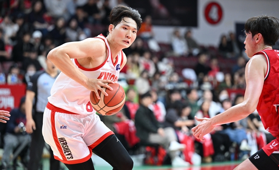 ▲ 안영준이 부상에서 복귀한 SK가 선두 정관장을 2연패로 빠뜨렸다.ⓒKBL 제공