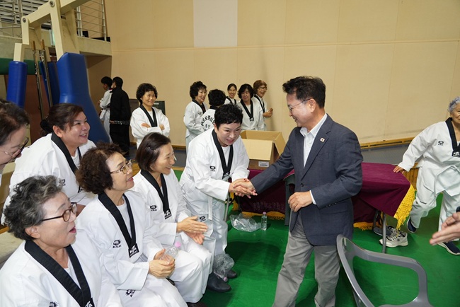 ▲ 육동한 춘천시장이 호반체육관을 찾아 선수들을 시상하고 격려했다. 태권도대회는 9일까지 열린다. ⓒ춘천시
