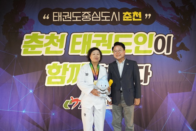 ▲ 육동한 춘천시장이 호반체육관을 찾아 선수들을 시상하고 격려했다. 태권도대회는 9일까지 열린다. ⓒ춘천시