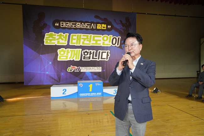 ▲ 육동한 춘천시장이 호반체육관을 찾아 선수들을 시상하고 격려했다. 태권도대회는 9일까지 열린다. ⓒ춘천시