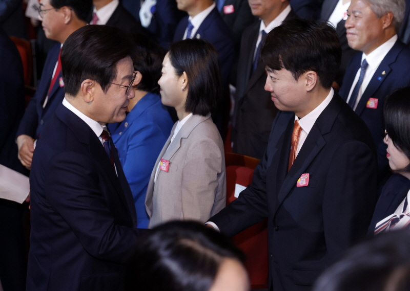 ▲ 이재명 대통령이 8월 15일 서울 종로구 세종문화회관에서 열린 제80주년 광복절 경축식을 마치고 이준석 개혁신당 대표와 악수하고 있다. ⓒ뉴시스