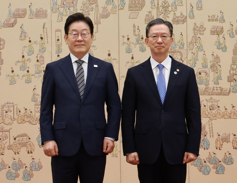 ▲ 이재명 대통령이 지난 7월 23일 정성호 법무부 장관에게 임명장을 수여한 뒤 기념촬영을 하고 있다. ⓒ뉴시스