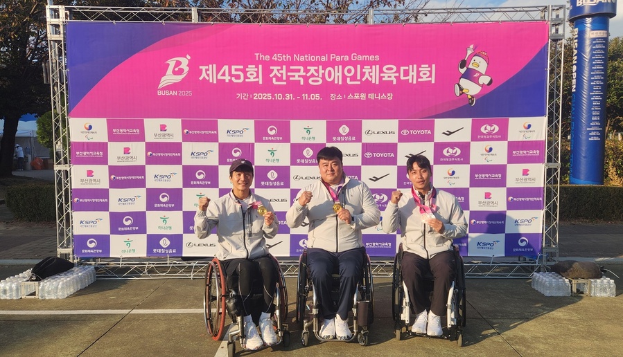 ▲ 달성군청 휠체어테니스단(감독 정필교)이 지난 5일까지 부산에서 열린 ‘제45회 전국장애인체육대회’에서 남자 테니스 단체전 금메달을 거머쥐며, 7년 연속 금메달 획득했다(좌측부터 한성봉, 오상호, 조수환 선수).ⓒ달성군