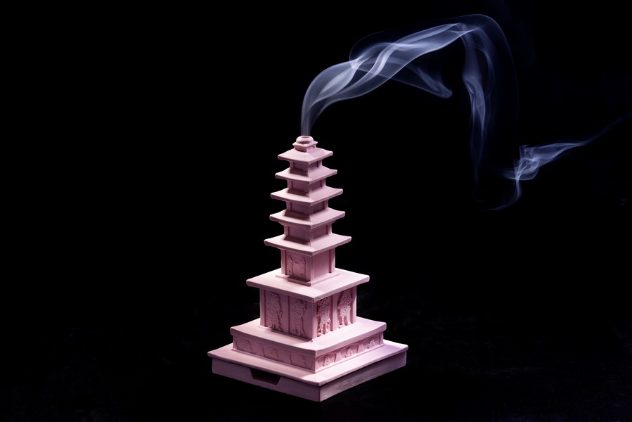 ▲ 예천군(군수 김학동) 예천박물관은 지난달 30일 국보로 지정 예고된 개심사지 오층석탑을 현대적으로 재해석한 문화상품 ‘개심사지 오층석탑 인센스 홀더&스틱 세트’를 개발했다.ⓒ예천군