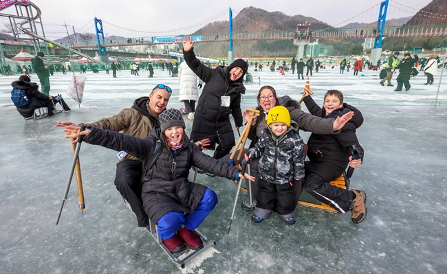 ▲ 지난 1월에 열린 2025 얼음나라 화천산천어축제 모습. ⓒ화천군