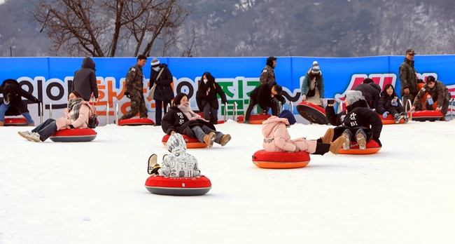▲ 지난 1월에 열린 2025 얼음나라 화천산천어축제 모습. ⓒ화천군